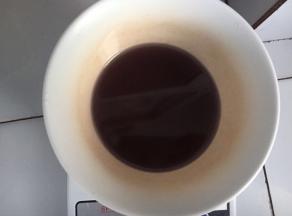 将水煮沸，倒入qq糖中，，使qq糖完全融化，冷却后倒入慕斯蛋糕中做镜面