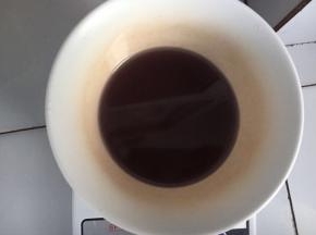 将水煮沸，倒入qq糖中，，使qq糖完全融化，冷却后倒入慕斯蛋糕中做镜面