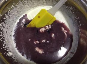 将蓝莓酱倒入淡奶油中，搅拌均匀