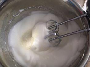 高速打发至有纹路状态，加入最后三分之一白砂糖，