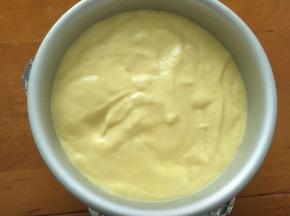 倒入6寸膜具中，清震两下，震出气泡，膜具下面包一层锡纸，放入预热好的烤箱中层，120度50分钟，