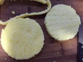 将蛋糕切掉边缘
