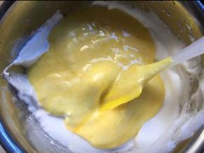 再倒回蛋白盆中，搅拌均匀