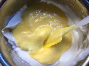 再倒回蛋白盆中，搅拌均匀