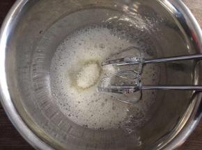 低速打发至粗泡状态，加入三分之一白砂糖
