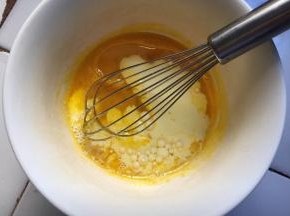 加入玉米油和纯牛奶，搅拌均匀
