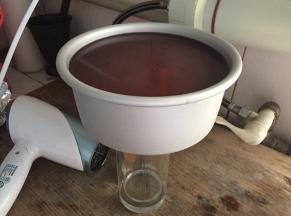 拿出后，下面放一杯子，用吹风在膜具周围吹1分钟，就可以脱模了