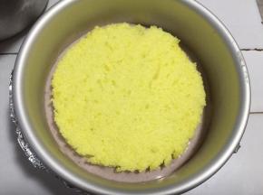 再放上一片蛋糕，倒入剩下的慕斯液