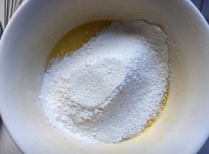 筛入低筋面粉，搅拌均匀，应快速，不要搅拌太久，避免起筋