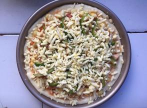 最后再撒一层马苏里拉芝士，放入预热好的烤箱180度，中层，15分钟，下面放一个烤盘，这样饼皮才不会烤焦