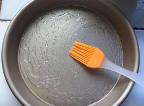 披萨盘上刷上玉米油