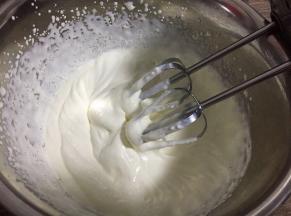 淡奶油分两次加入20克白砂糖，打发至5分发，出现纹路即可