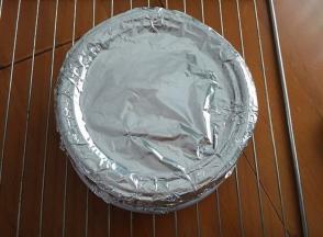 出炉震几下，震出热气，倒扣烤网上，冷却后就可以脱模了