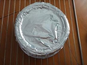 出炉震几下，震出热气，倒扣烤网上，冷却后就可以脱模了