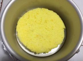 放一片到6寸膜具中，倒入一半慕斯液