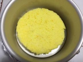 放一片到6寸膜具中，倒入一半慕斯液
