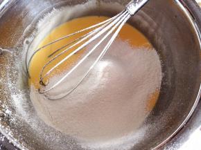 2.	筛入低筋面粉，翻拌均匀，