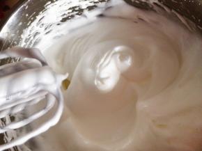 3.	蛋白中加入细砂糖打发至硬性发泡，即出现小弯钩，