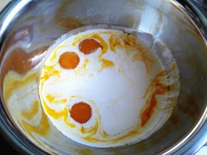 1.	蛋白与蛋黄分离，分别放在无油无水的干净盆中，蛋黄中加入细砂糖，搅拌均匀，