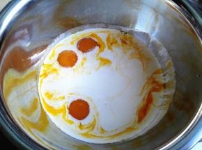 1.	蛋白与蛋黄分离，分别放在无油无水的干净盆中，蛋黄中加入细砂糖，搅拌均匀，