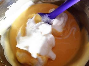 4.	取1/3的蛋白加入到蛋黄糊中，翻抖均匀，再全部倒回到蛋白中，翻拌均匀