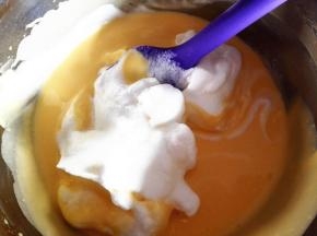 4.	取1/3的蛋白加入到蛋黄糊中，翻抖均匀，再全部倒回到蛋白中，翻拌均匀