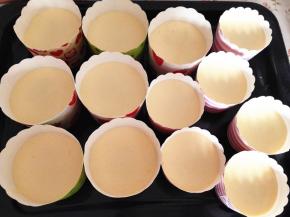 5.	将拌好的蛋糕糊装入纸杯中，