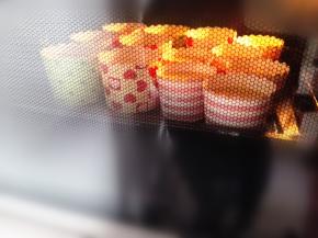 6.	烤箱预热，上下火，中层180度，烤20分钟左右。