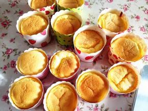 7.	纸杯蛋糕取出晾凉备用，淡奶油加糖打发至硬性泡发，