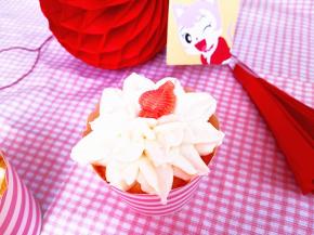 8.	装入裱花袋中，裱花嘴任选自己喜欢的就好，挤在纸杯蛋糕上，再装饰一下巧克力贝壳就OK啦。