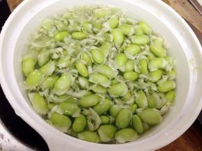 把毛豆放水里泡着，然后把豆膜去掉，捞出沥干