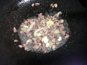 锅里倒入油，加入切好的肉翻炒变色再放蒜炒香盛出。