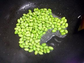 倒入毛豆翻炒久一会。