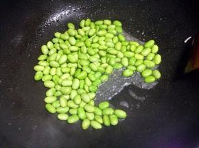 倒入毛豆翻炒久一会。