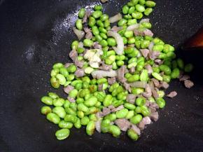 加入炒好的肉炒匀