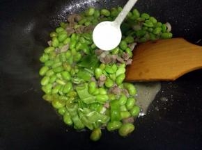 最好加入青椒，和盐翻炒匀即可