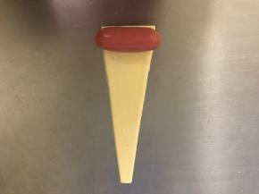 如图将迷你脆皮肠摆放在最上面。