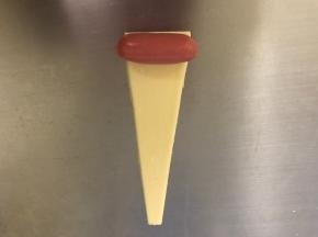 如图将迷你脆皮肠摆放在最上面。