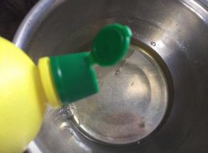 蛋白中加入柠檬汁，用电动打蛋器打发