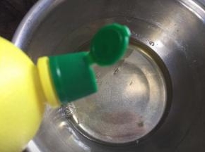 蛋白中加入柠檬汁，用电动打蛋器打发
