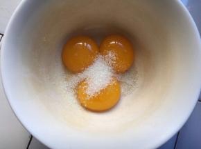 蛋黄中加入白砂糖，搅拌均匀