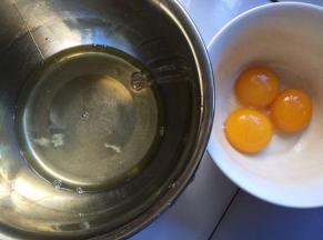 将蛋清和蛋黄分离，蛋白盆里应无油无水