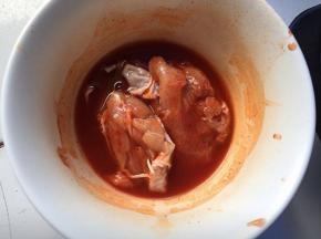 提前将鸡腿去骨，放入蜜汁腌料中，腌至4小时以上，放入烤箱180度烤15分钟