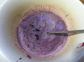 将100克蓝莓酱放入纯牛奶中，搅拌均匀，倒入融化好的吉利丁片