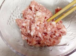 肉末加入姜末、盐、淀粉搅拌匀