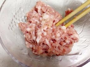 肉末加入姜末、盐、淀粉搅拌匀