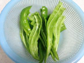 青椒对半切开、去籽、洗净备用