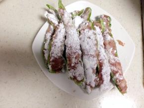 然后把肉末抹上肉后粘少许生粉在上面