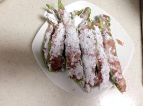 然后把肉末抹上肉后粘少许生粉在上面