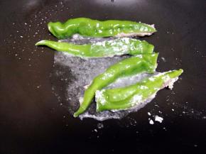 放入锅中、有肉的那面朝下